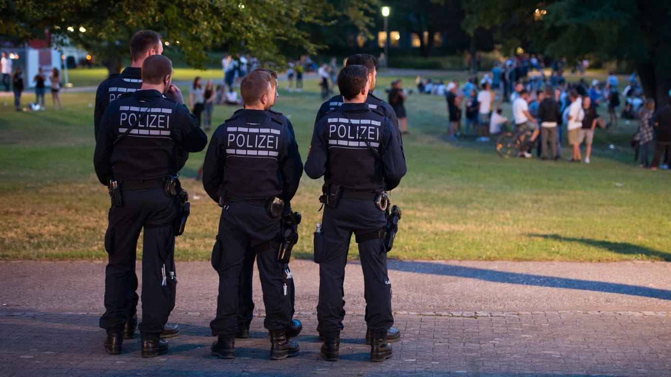 Polizisten im Schlossgarten von Schorndorf während des Stadtfestes.
