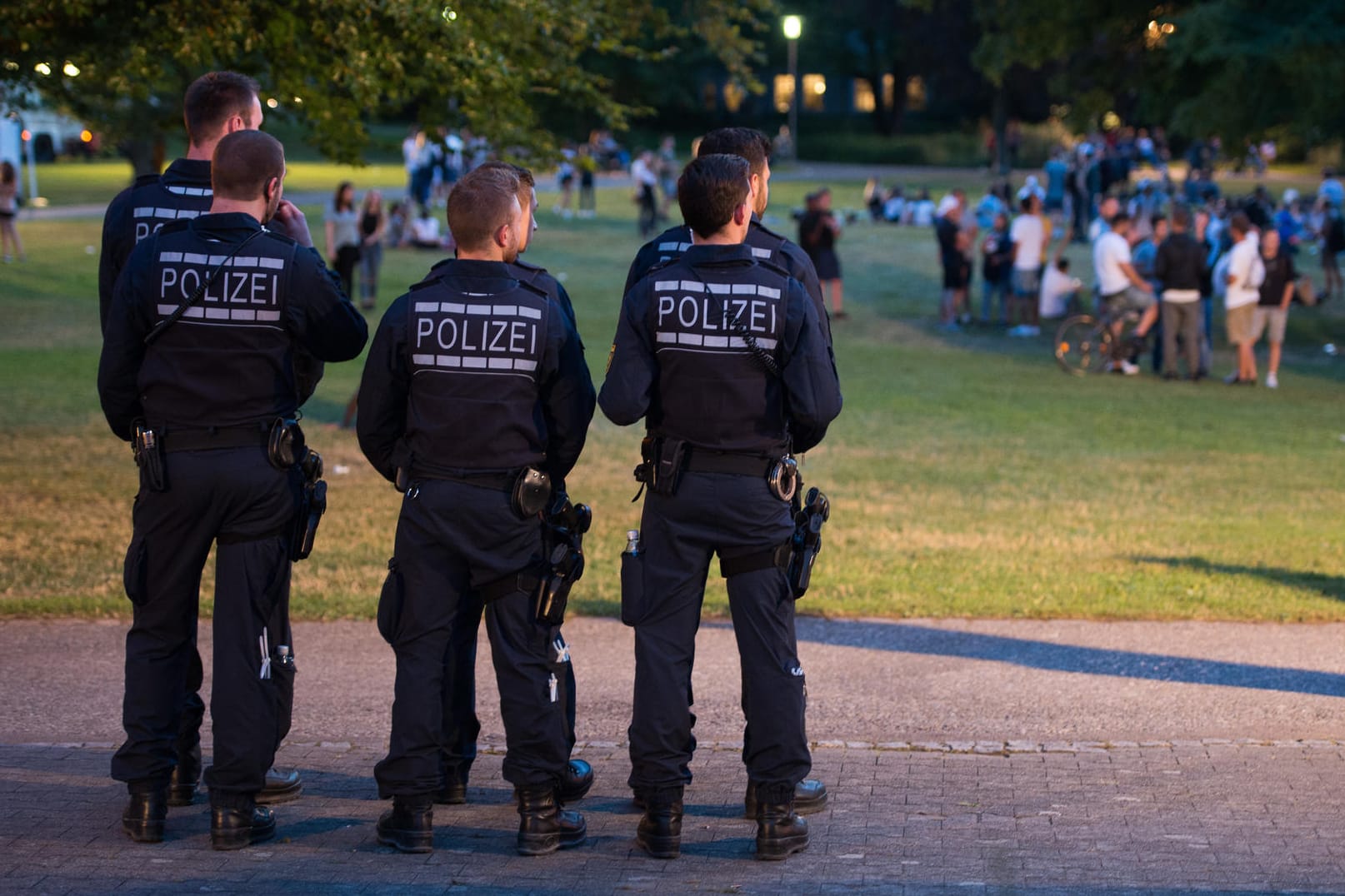 Polizisten im Schlossgarten von Schorndorf während des Stadtfestes.