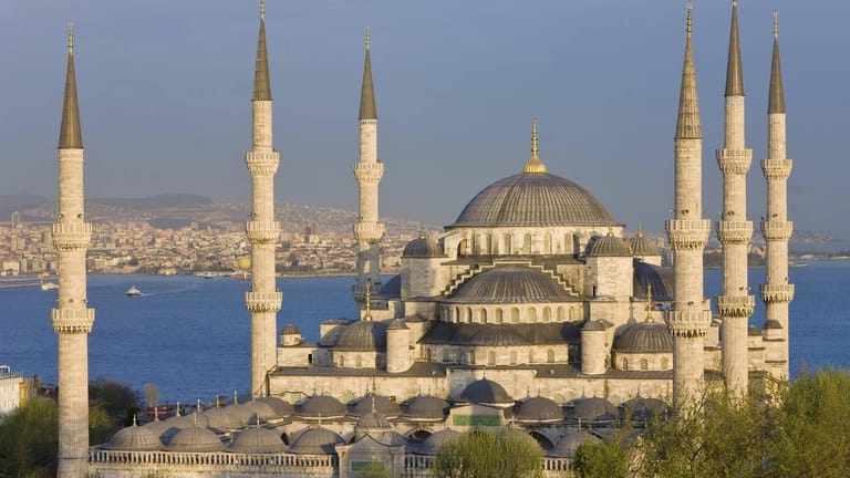 Die weltberühmte Blaue Moschee (Sultan-Ahmed-Moschee) in Istanbul vor dem Bosporus.