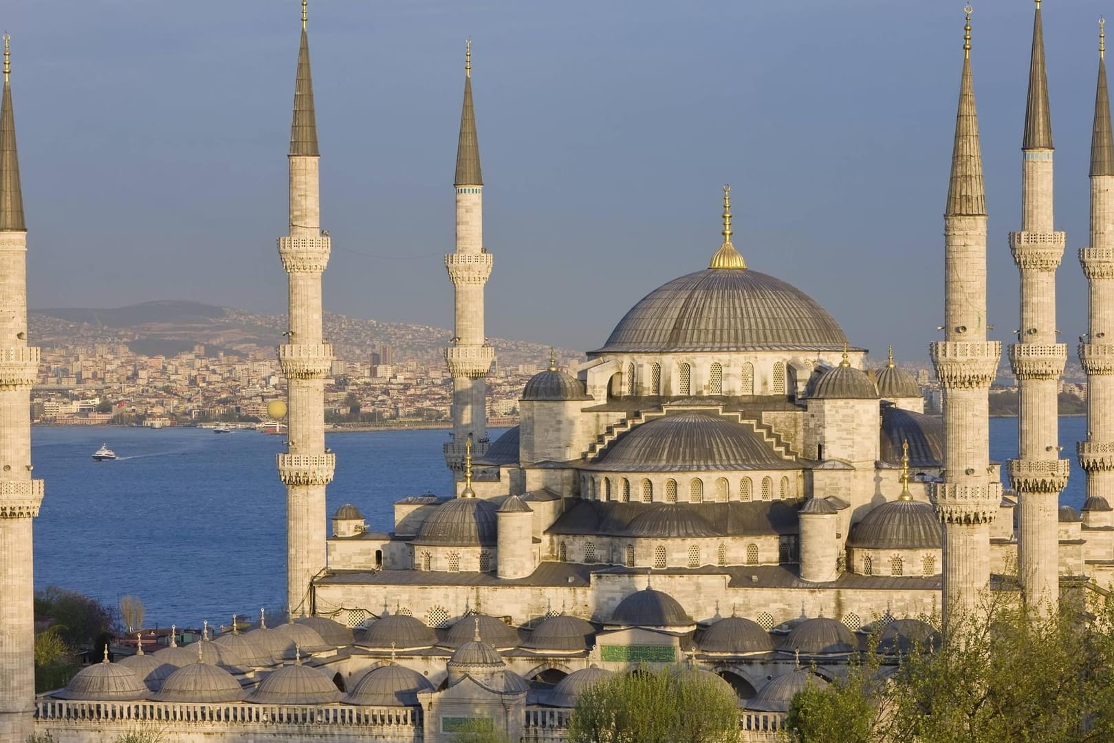 Die weltberühmte Blaue Moschee (Sultan-Ahmed-Moschee) in Istanbul vor dem Bosporus.