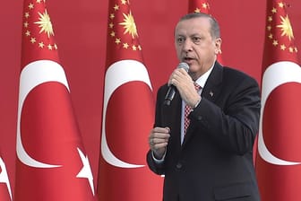Der türkische Präsident Recep Tayyip Erdogan setzt verbal weiter auf Konfrontation zu Deutschland.