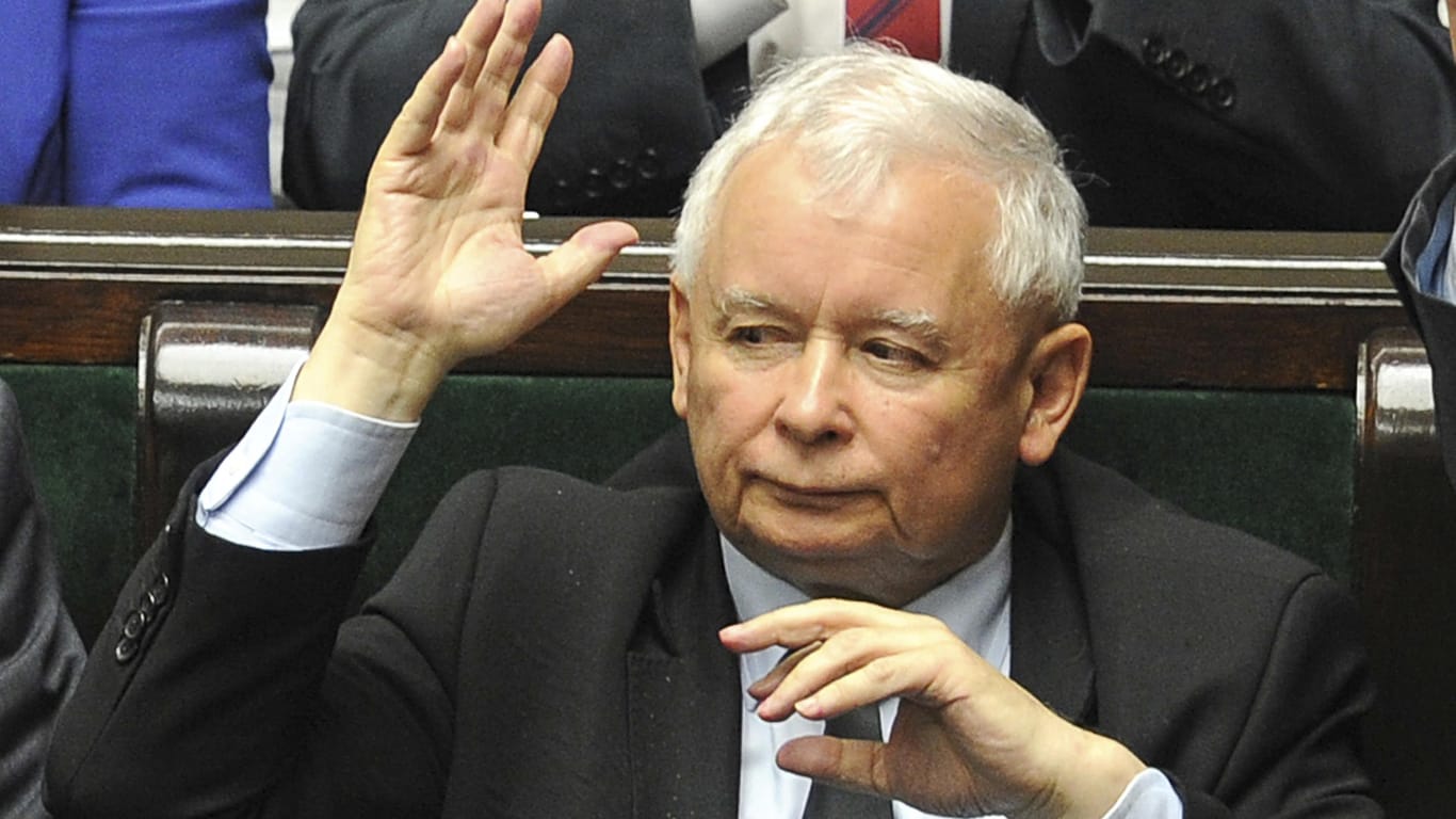 Der Vorsitzende der polnischen Regierungspartei Recht und Gerechtigkeit (PiS), Jaroslaw Kaczynski, stimmt im polnischen Parlament in Warschau für eine umstrittene Justizreform.