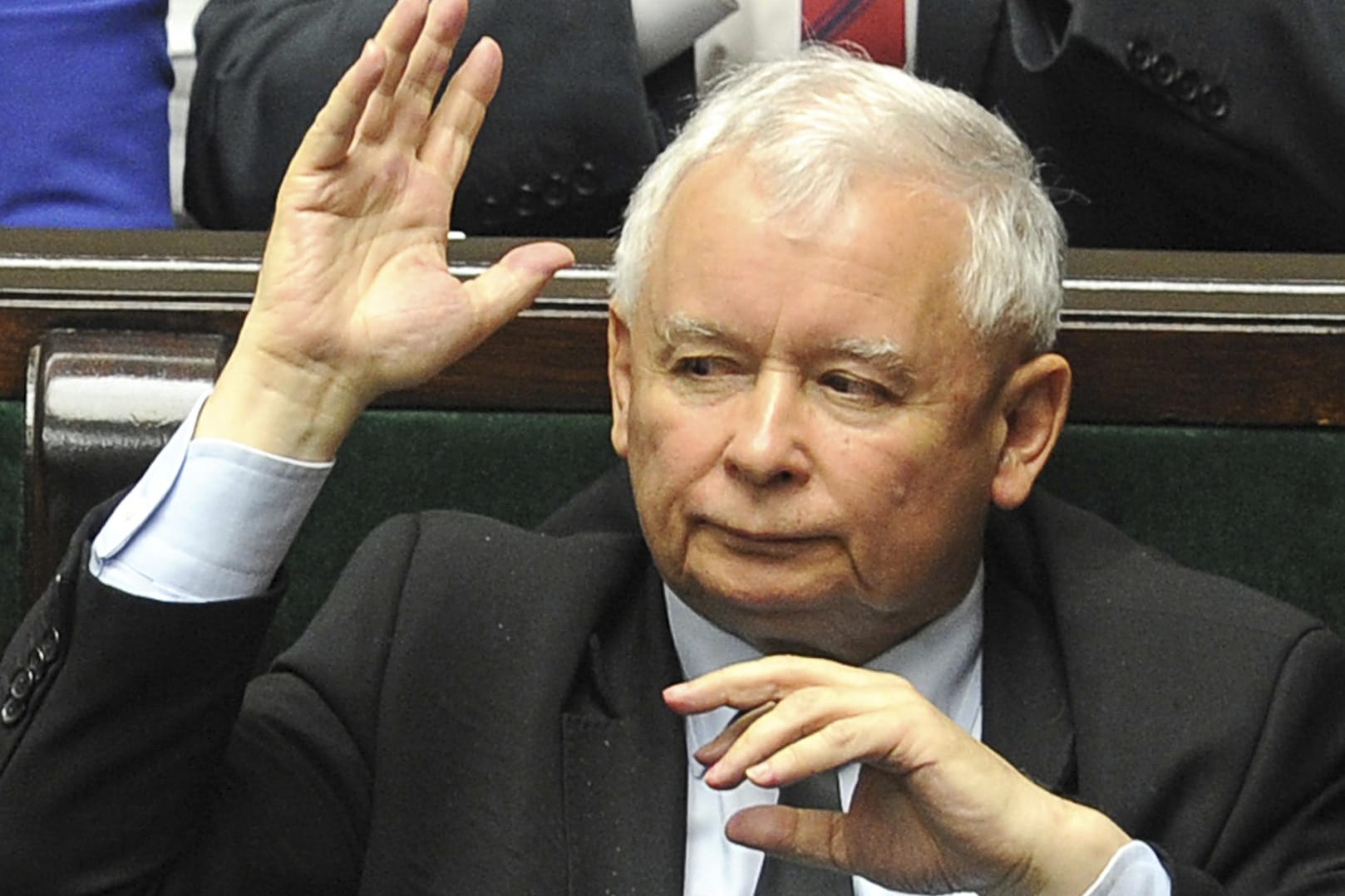 Der Vorsitzende der polnischen Regierungspartei Recht und Gerechtigkeit (PiS), Jaroslaw Kaczynski, stimmt im polnischen Parlament in Warschau für eine umstrittene Justizreform.