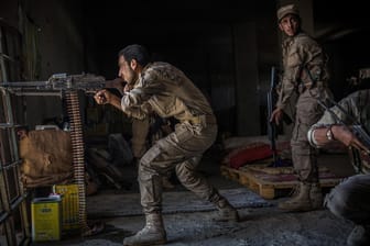 Von den USA unterstützte syrische Rebellen im Kampf um Rakka