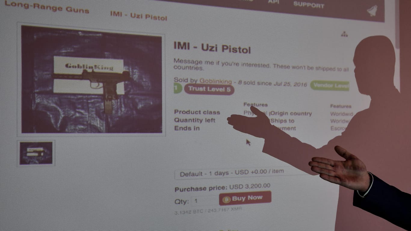 Schusswaffen werden in einem Darknet-Shop angeboten.