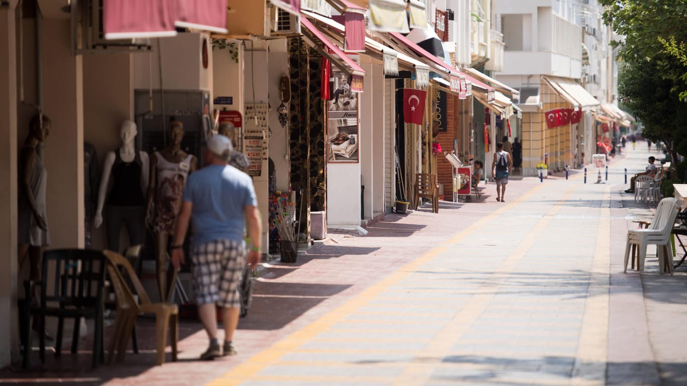 Die Einkaufsstraße «Liman Caddesi» in Kemer an der Türkischen Riviera ist wie leergefegt.