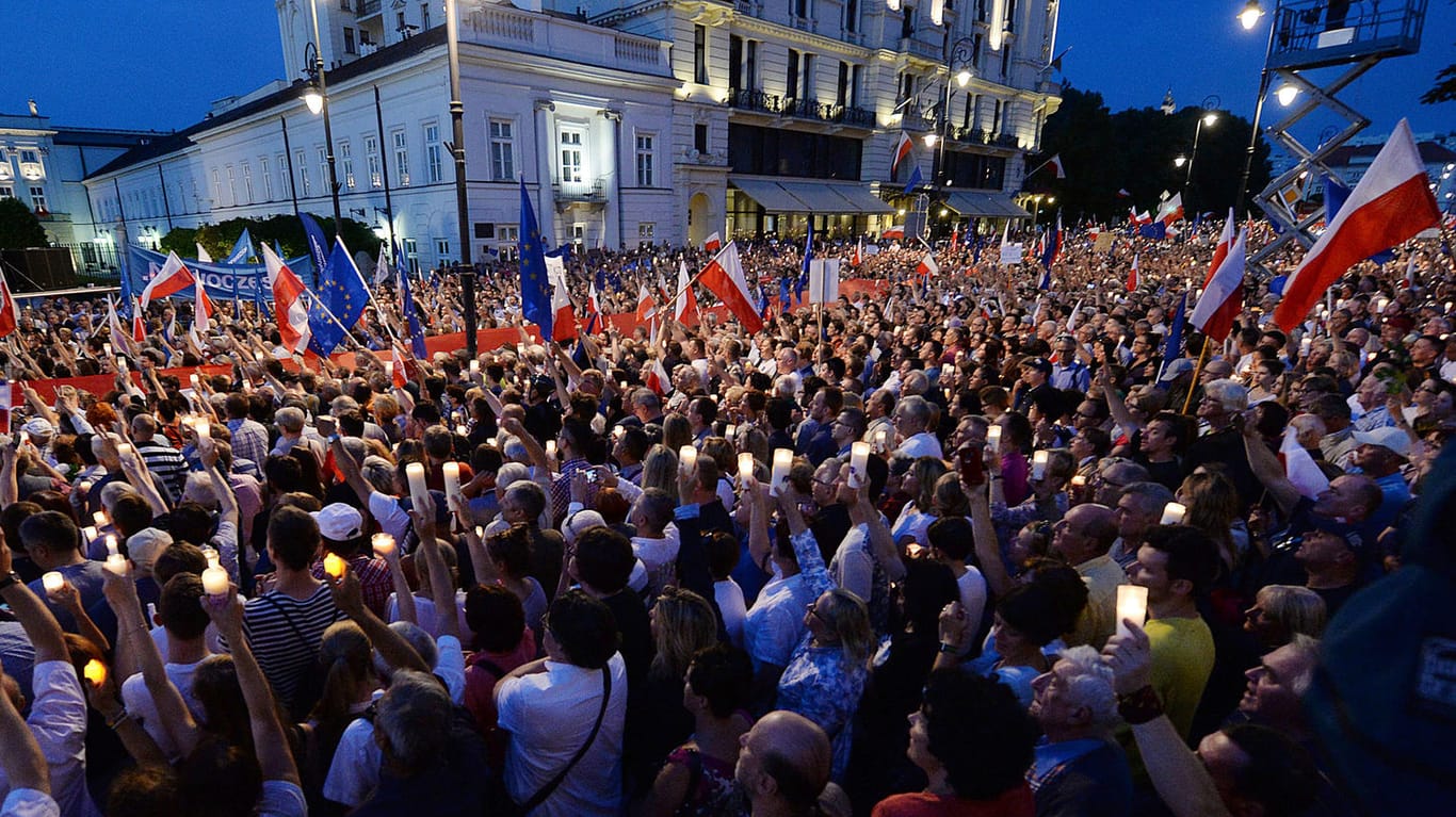 Anhänger der Opposition demonstrieren am 20.07.2017 vor dem Präsidentenpalast in Warschau (Polen) gegen die Justizreform.