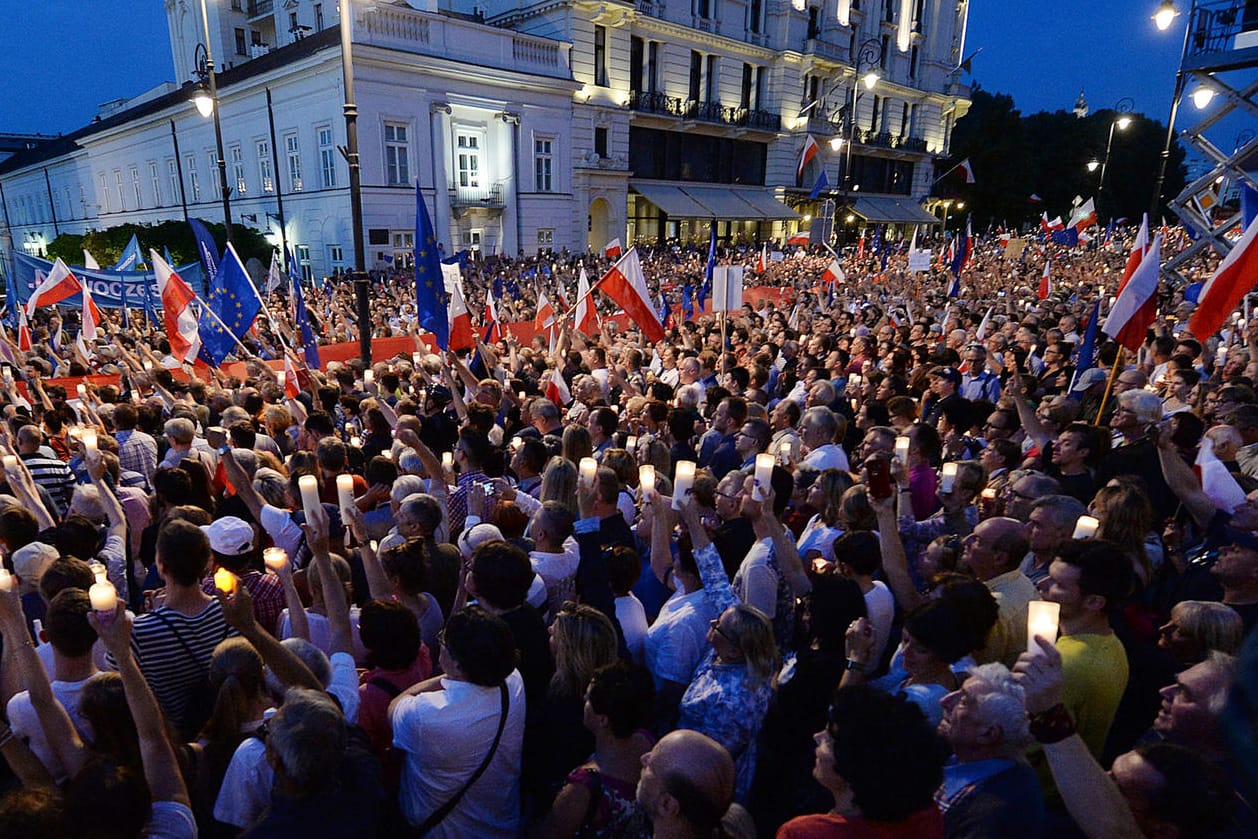 Anhänger der Opposition demonstrieren am 20.07.2017 vor dem Präsidentenpalast in Warschau (Polen) gegen die Justizreform.