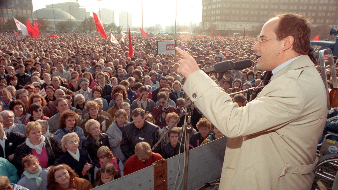 Am 28. Oktober 1990 sprach Gregor Gysi im Bundestagswahlkampf auf dem Berliner Alexanderplatz zu Tausenden Anhängern.