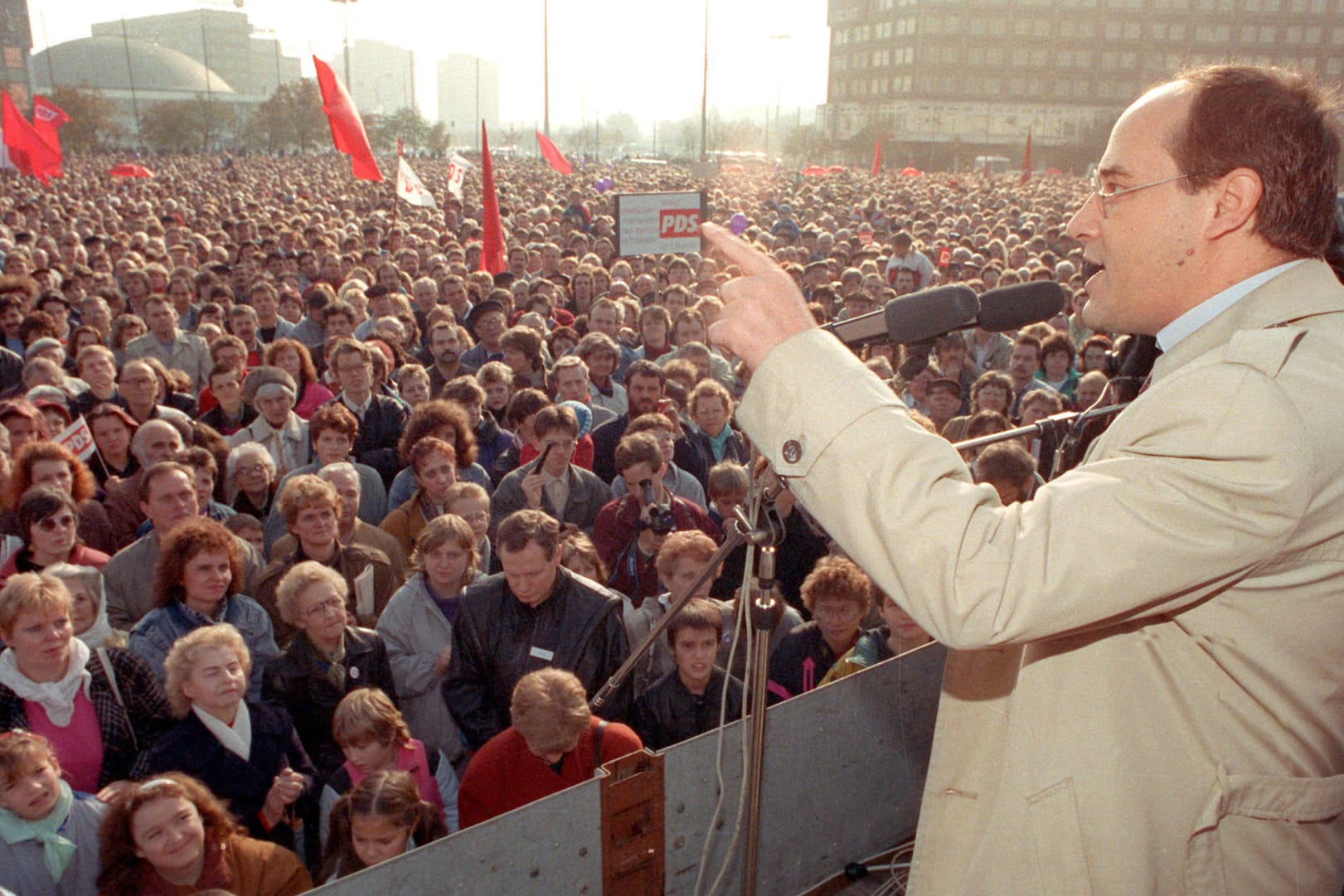 Am 28. Oktober 1990 sprach Gregor Gysi im Bundestagswahlkampf auf dem Berliner Alexanderplatz zu Tausenden Anhängern.