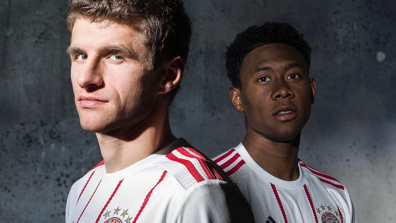 Thomas Müller und David Alaba (r.) präsentieren das neue Trikot für die Champions-League-Saison 2017/18.