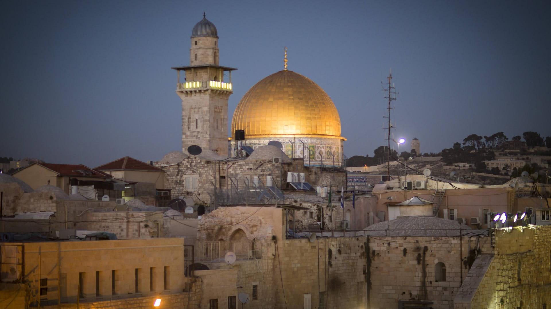 Der Blick auf den Tempelberg mit dem Felsendom in der Altstadt von Jerusalem. Der Blick auf den Tempelberg mit dem Felsendom in der Altstadt von Jerusalem.