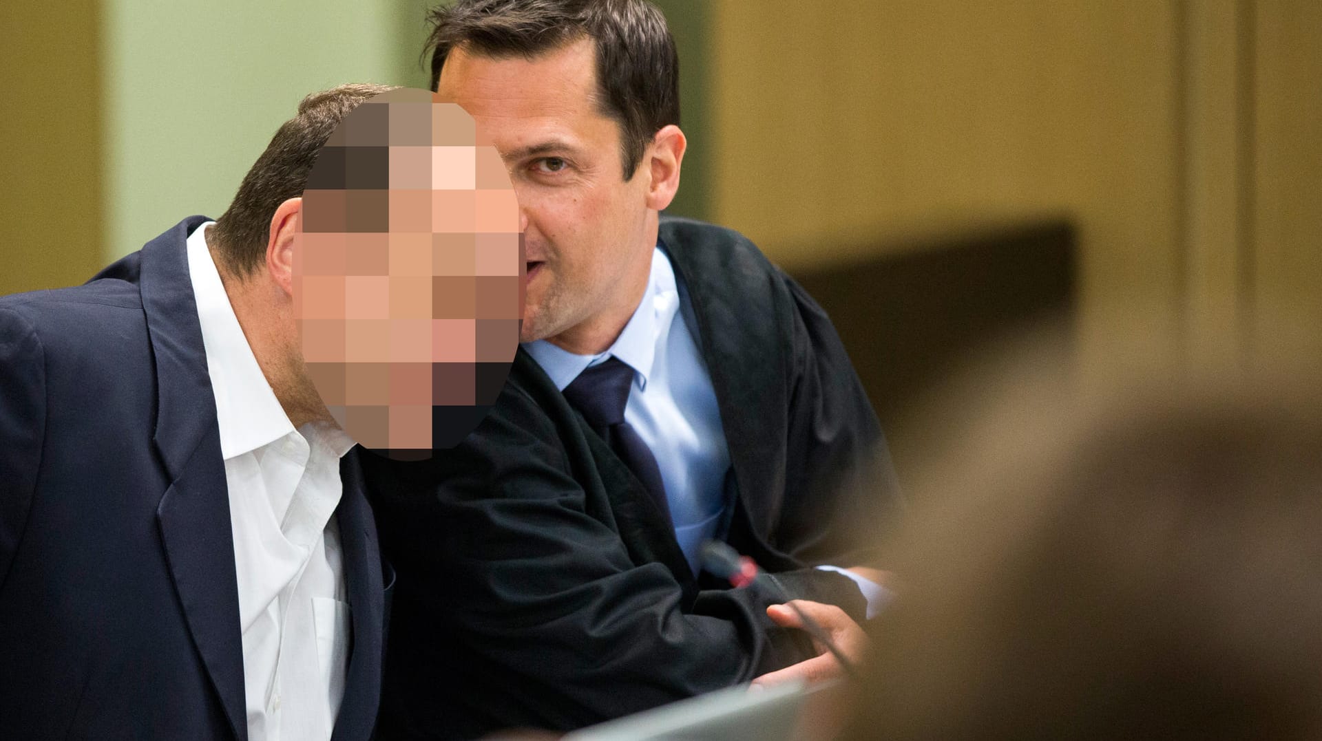 Der Ex-Bordell-Betreiber Thomas M. (l) unterhält sich im Landgericht in Düsseldorf (Nordrhein-Westfalen) mit seinem Rechtsanwalt Benedikt Pauka. Der Ex-Bordell-Betreiber Thomas M. (l) unterhält sich im Landgericht in Düsseldorf (Nordrhein-Westfalen) mit seinem Rechtsanwalt Benedikt Pauka.
