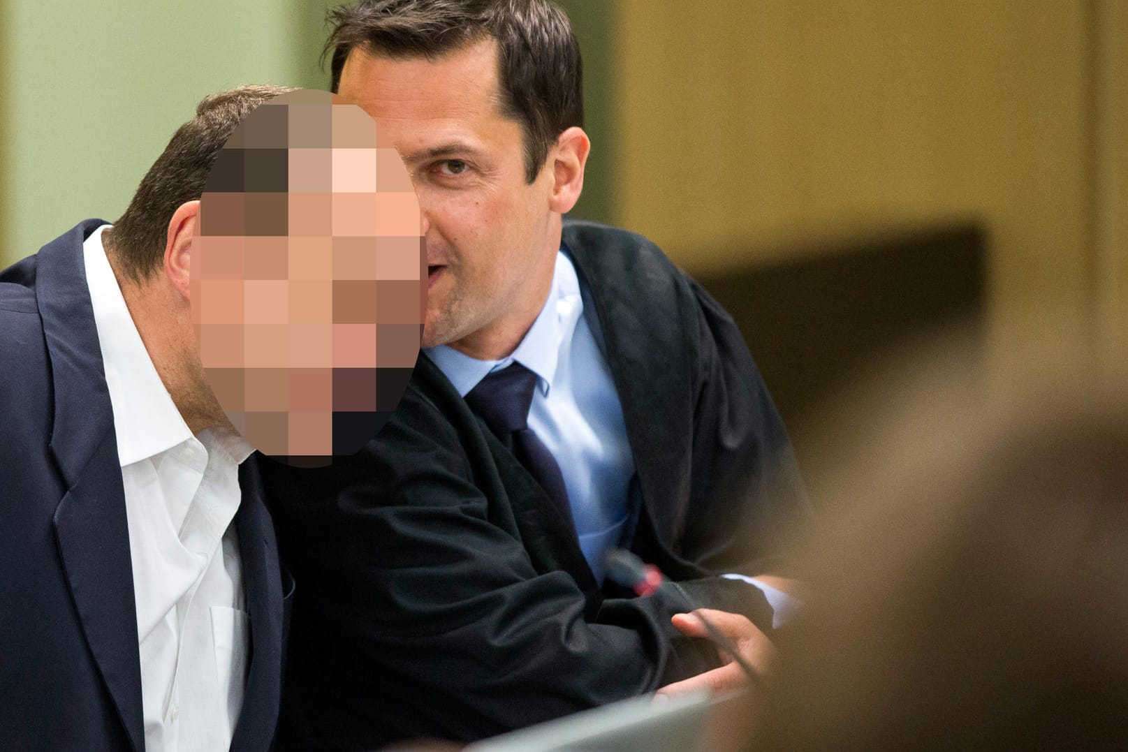 Der Ex-Bordell-Betreiber Thomas M. (l) unterhält sich im Landgericht in Düsseldorf (Nordrhein-Westfalen) mit seinem Rechtsanwalt Benedikt Pauka.
