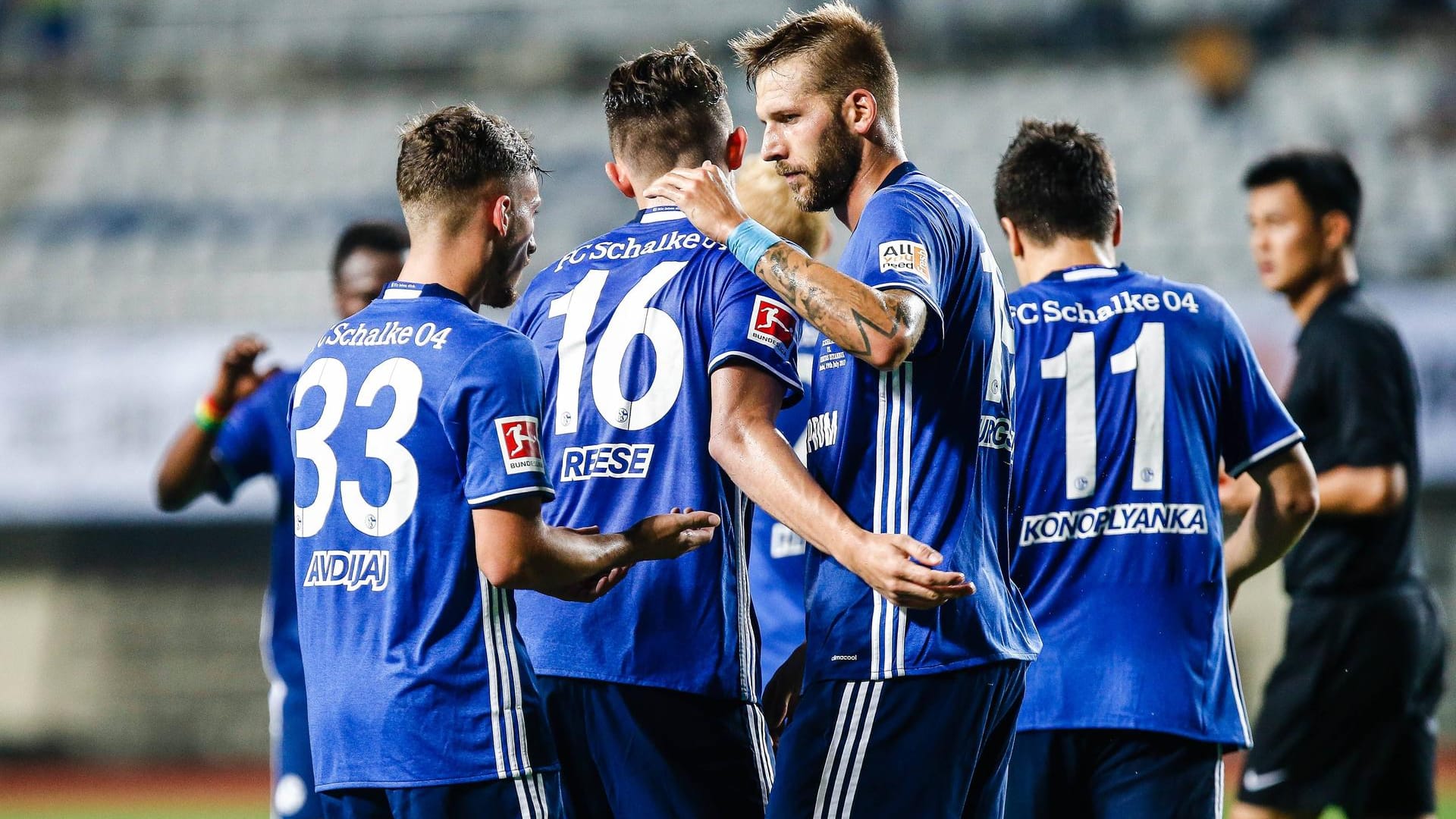 Die Schalker um Guido Burgstaller (m.) bleiben weiter ungeschlagen.