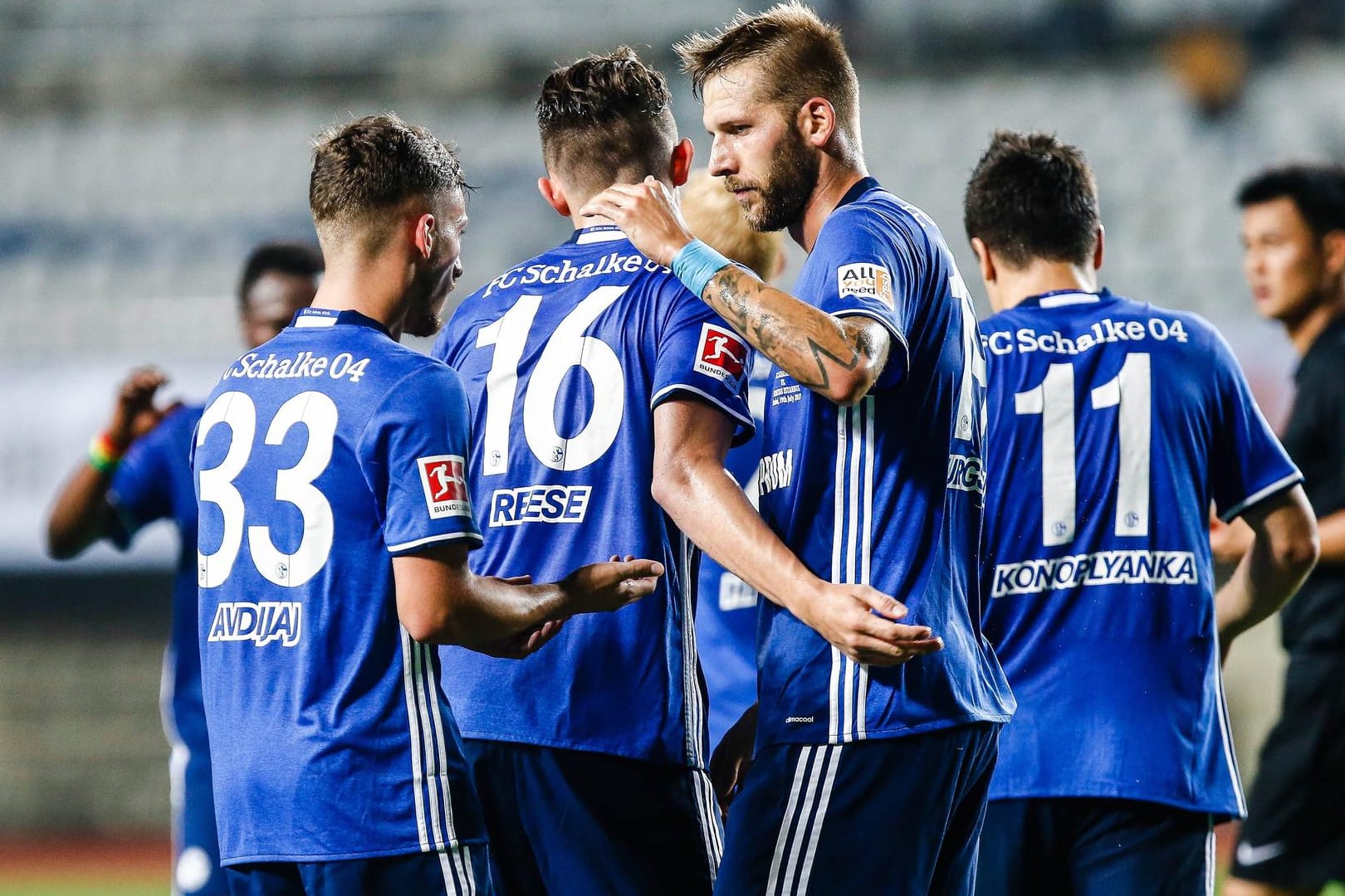 Die Schalker um Guido Burgstaller (m.) bleiben weiter ungeschlagen.