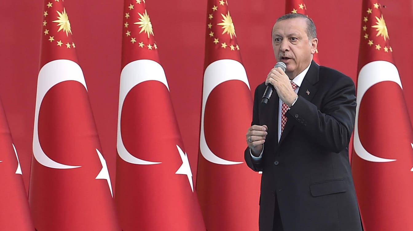 Der türkische Präsident Recep Tayyip Erdogan vor der türkischen Flagge Der türkische Präsident Recep Tayyip Erdogan vor der türkischen Flagge