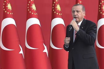 Der türkische Präsident Recep Tayyip Erdogan vor der türkischen Flagge