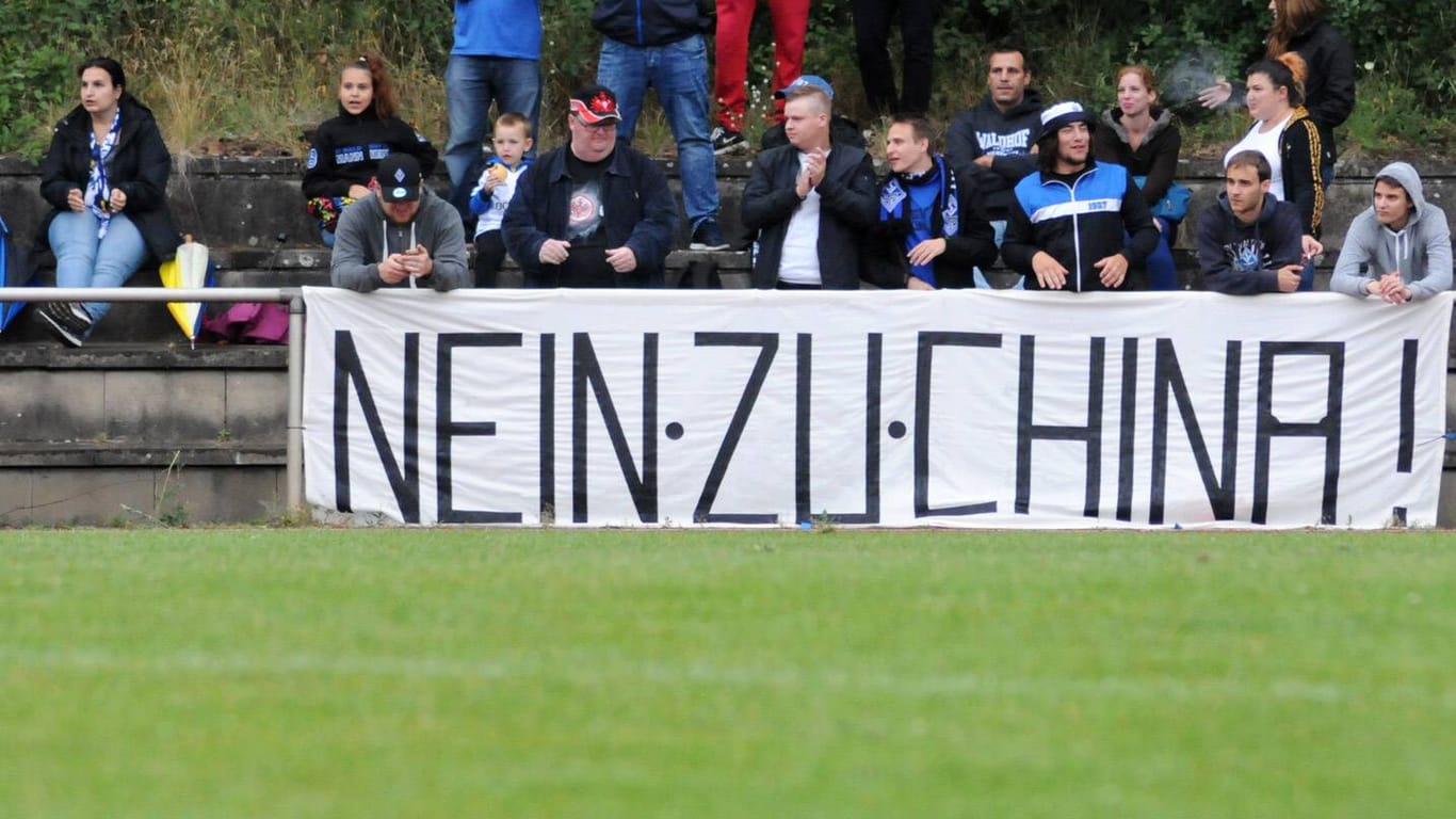 Fans des SV Waldhof Mannheim protestieren gegen die China-Testspiele.
