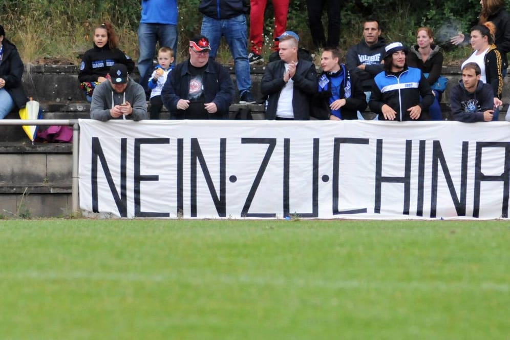 Fans des SV Waldhof Mannheim protestieren gegen die China-Testspiele.