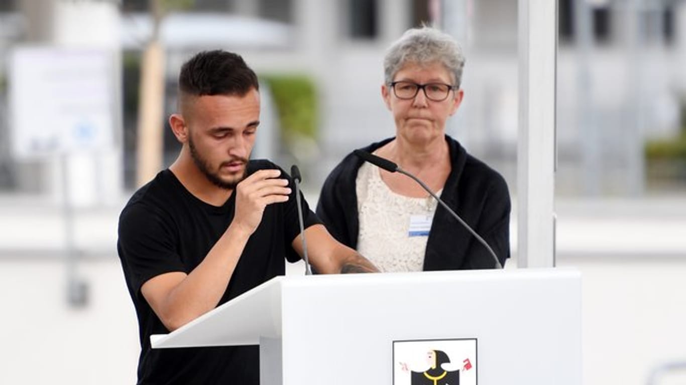Arbnor Segashi, der Bruder eines Opfers, spricht bei der Gedenkveranstaltung in München.