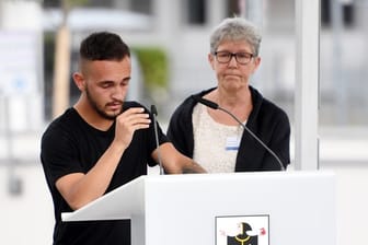 Arbnor Segashi, der Bruder eines Opfers, spricht bei der Gedenkveranstaltung in München.