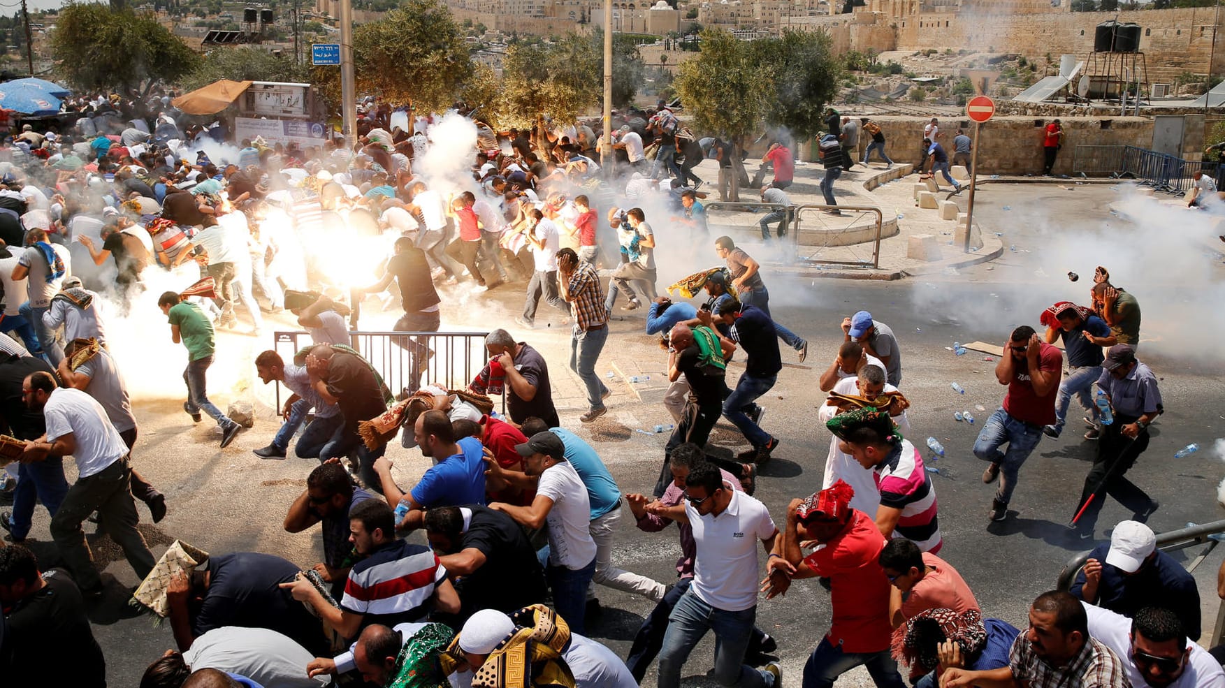 In Jerusalem feuerten israelische Sicherheitskräfte Tränengas auf palästinensische Demonstranten.