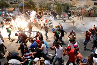 In Jerusalem feuerten israelische Sicherheitskräfte Tränengas auf palästinensische Demonstranten.
