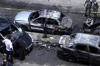 Bilder, die zwei Jahre zurückliegen: Die ausgebrannten Autos am Ort des Anschlags auf den Generalstaatsanwalt.