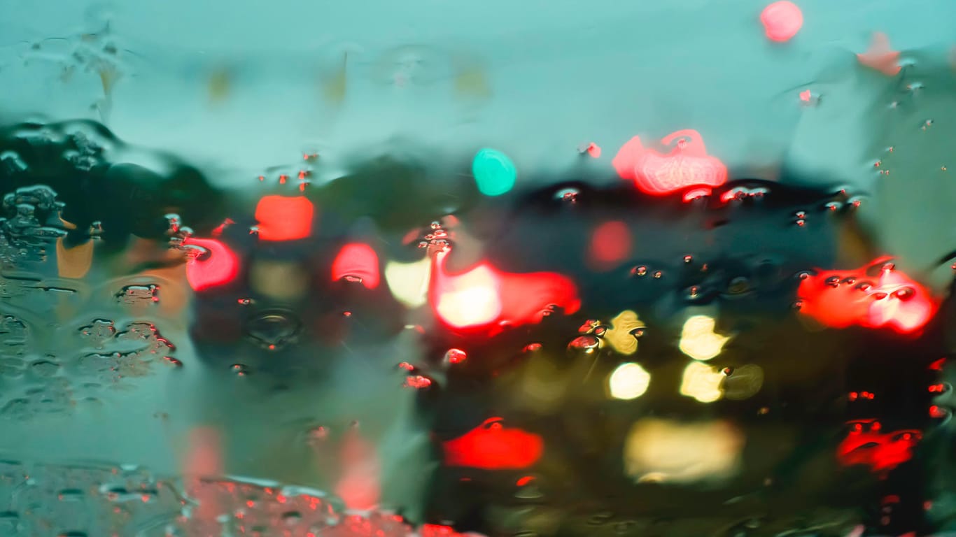 Wenns es regnet, blitzt und donnert, kann Autofahren zur Herausforderung werden.