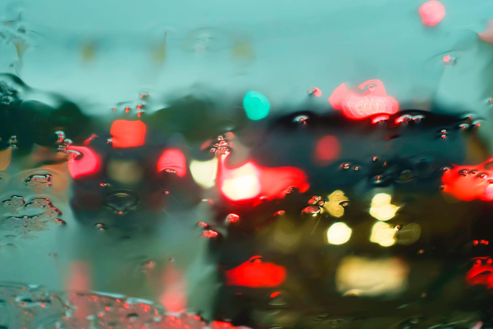 Wenns es regnet, blitzt und donnert, kann Autofahren zur Herausforderung werden.