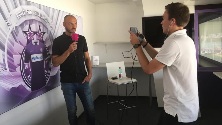 Heiko Westermann mit t-online.de-Reporter Luis Reiß. Hier beantwortet der frühere Nationalspieler die Fragen der Facebook-Fans.