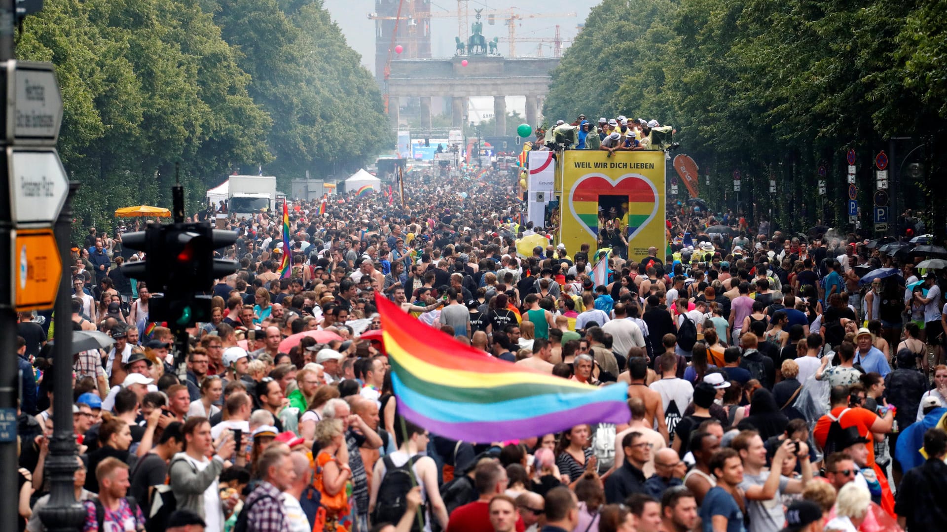 Hunderttausende demonstrieren in Berlin bei der Christopher-Street-Parade für Gleichberechtigung und gegen Diskriminierung von Homosexuellen.