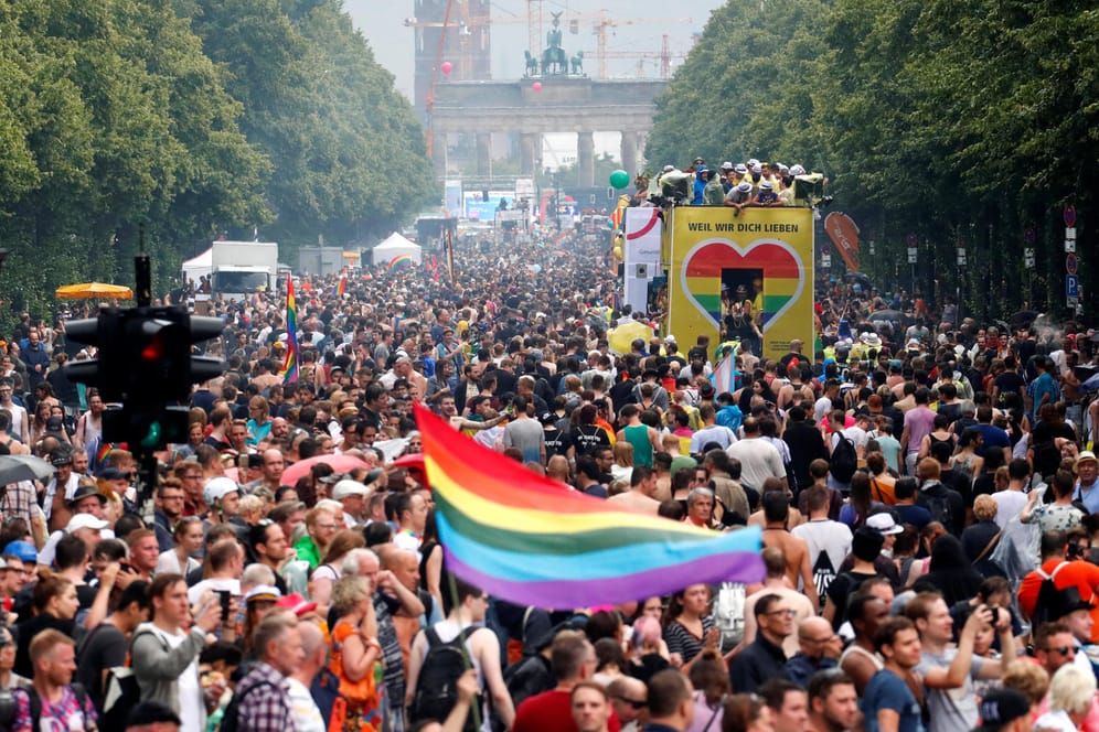 Hunderttausende demonstrieren in Berlin bei der Christopher-Street-Parade für Gleichberechtigung und gegen Diskriminierung von Homosexuellen.