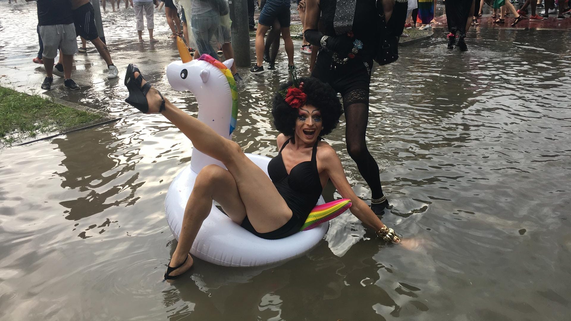 Spaß im Regen beim CSD-Parade in Berlin.