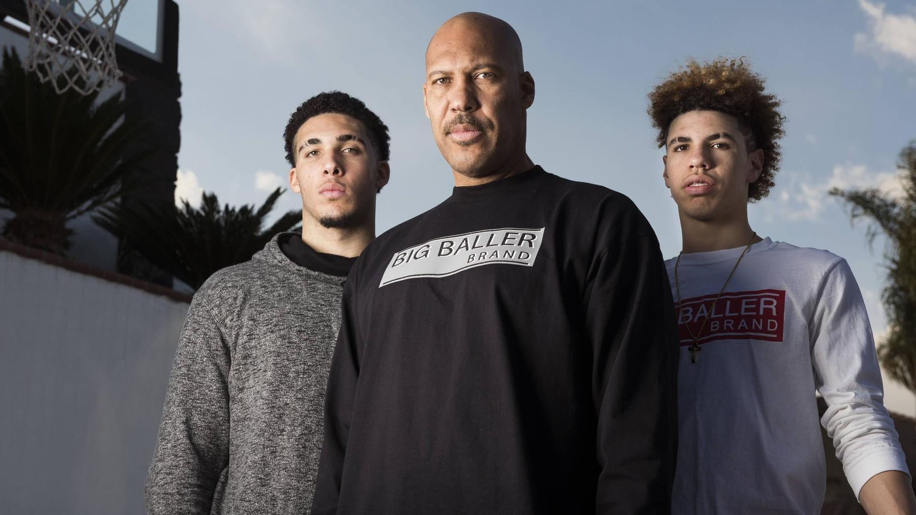 Familienpatriarch LaVar Ball (m.) mit seinen Söhnen LiAngelo (li.) und LaMelo.