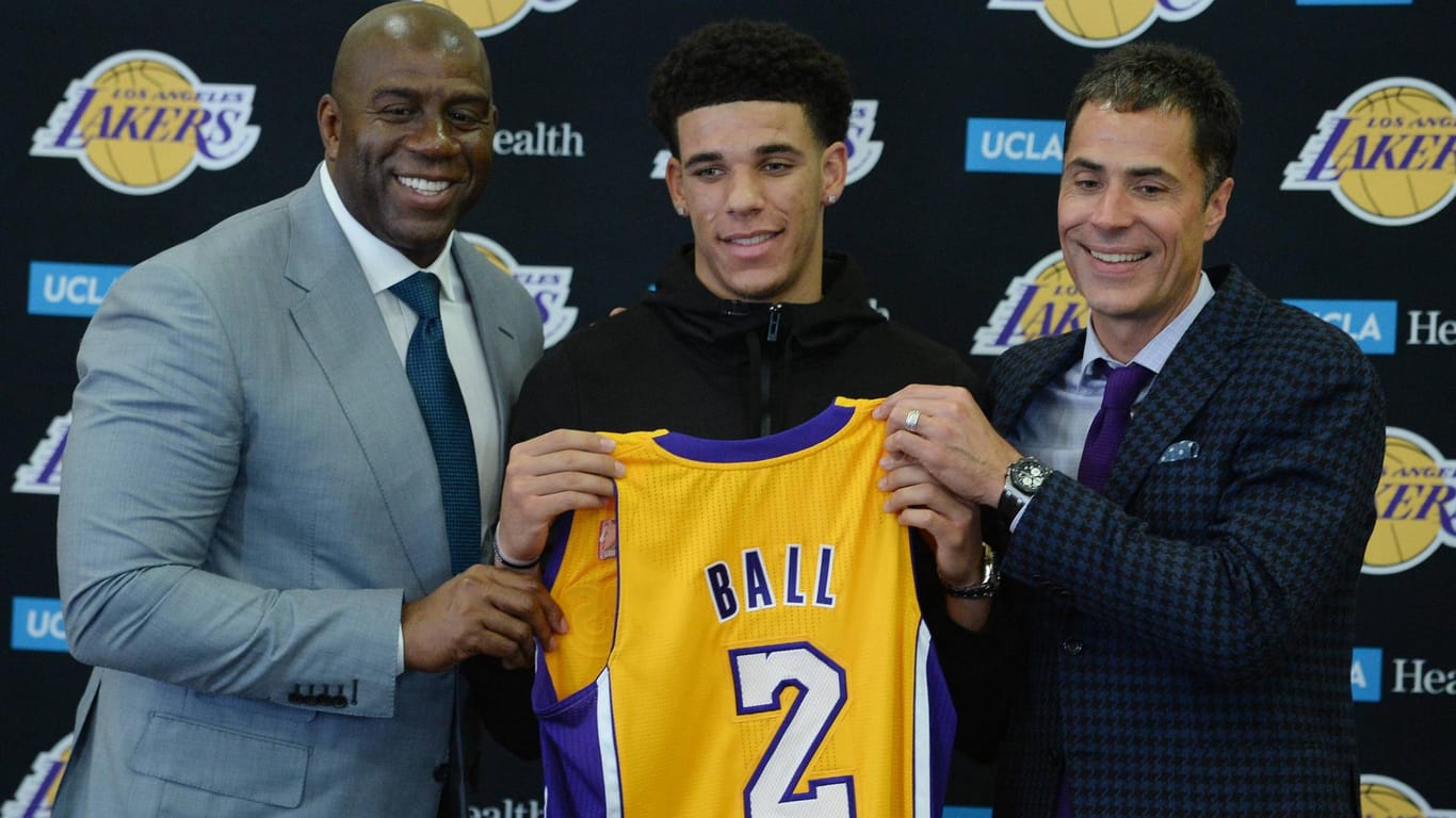 Lonzo Ball (m.) bei seiner Vorstellung bei den Los Angeles Lakers mit Teampräsident Magic Johnson (li.) und General Manager Rob Pelinka.