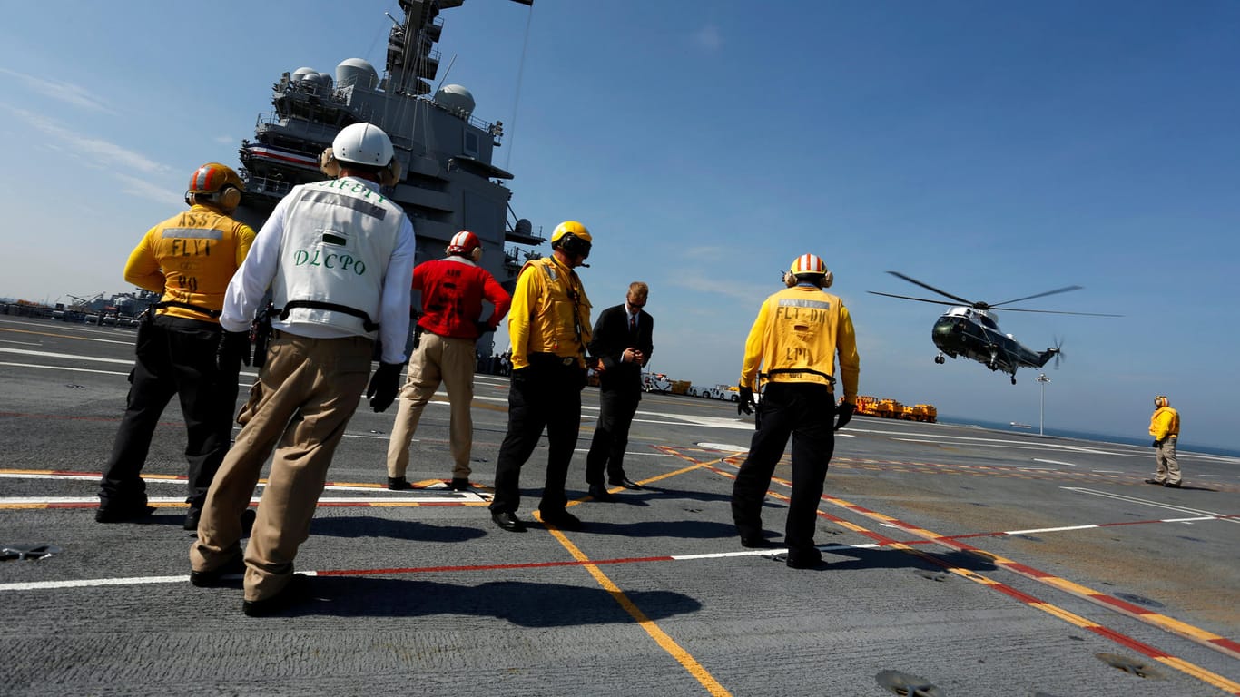 US-Präsident Donald Trump landet im Hubschrauber auf dem Flugdeck der "USS Gerald R. Ford".