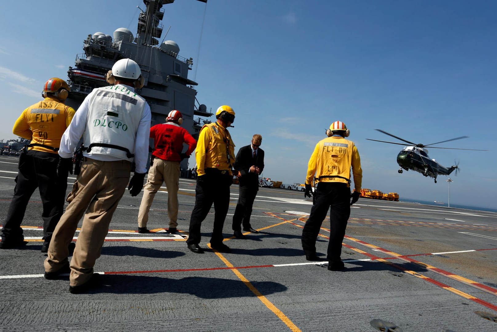 US-Präsident Donald Trump landet im Hubschrauber auf dem Flugdeck der "USS Gerald R. Ford".