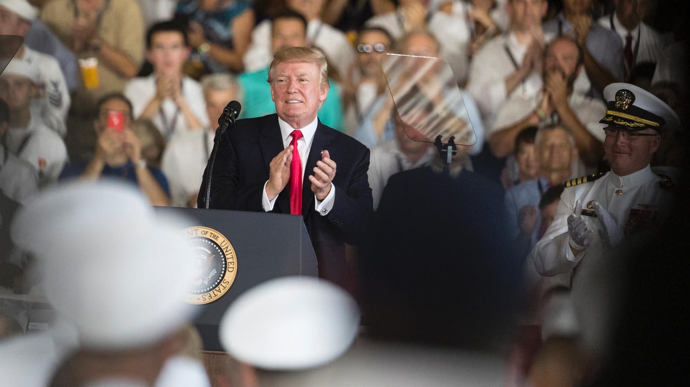 Donald Trump rühmte bei seiner Ansprache auf dem neuen Flugzeugträger die militärische Stärke der USA.