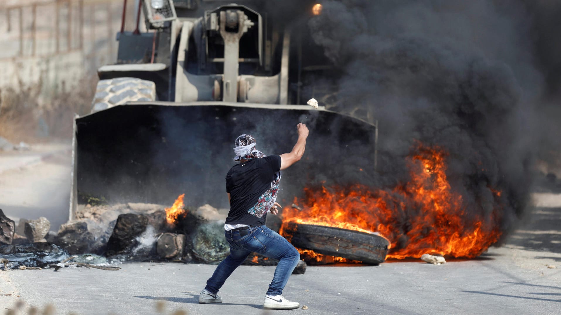 Auch am Samstag kam es zu heftigen Auseinandersetzungen zwischen Palästinensern und israelischen Sicherheitskräften. Auch am Samstag kam es zu heftigen Auseinandersetzungen zwischen Palästinensern und israelischen Sicherheitskräften.