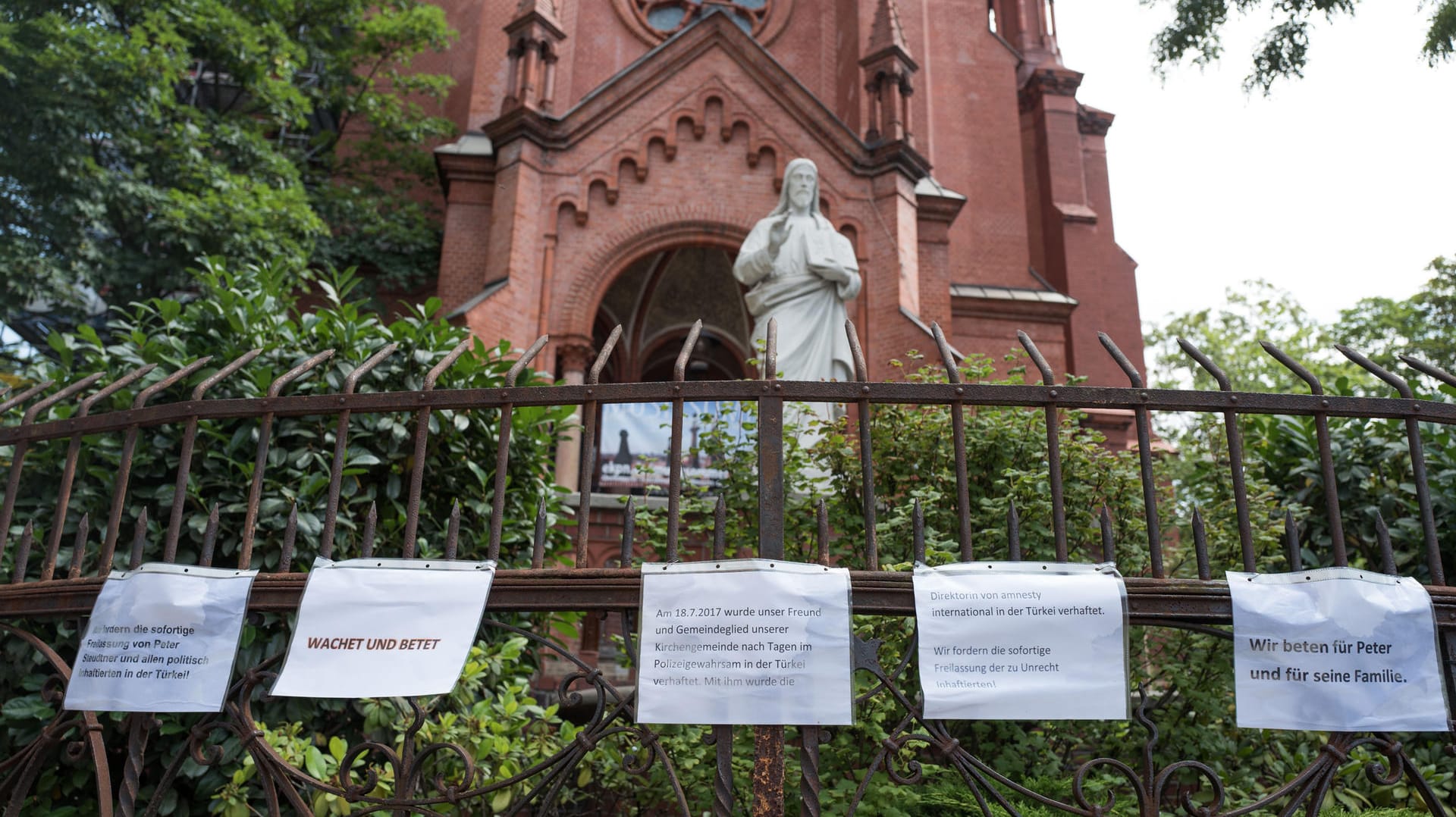 Gebete für Peter Steudtner in der Gethsemanekirche
