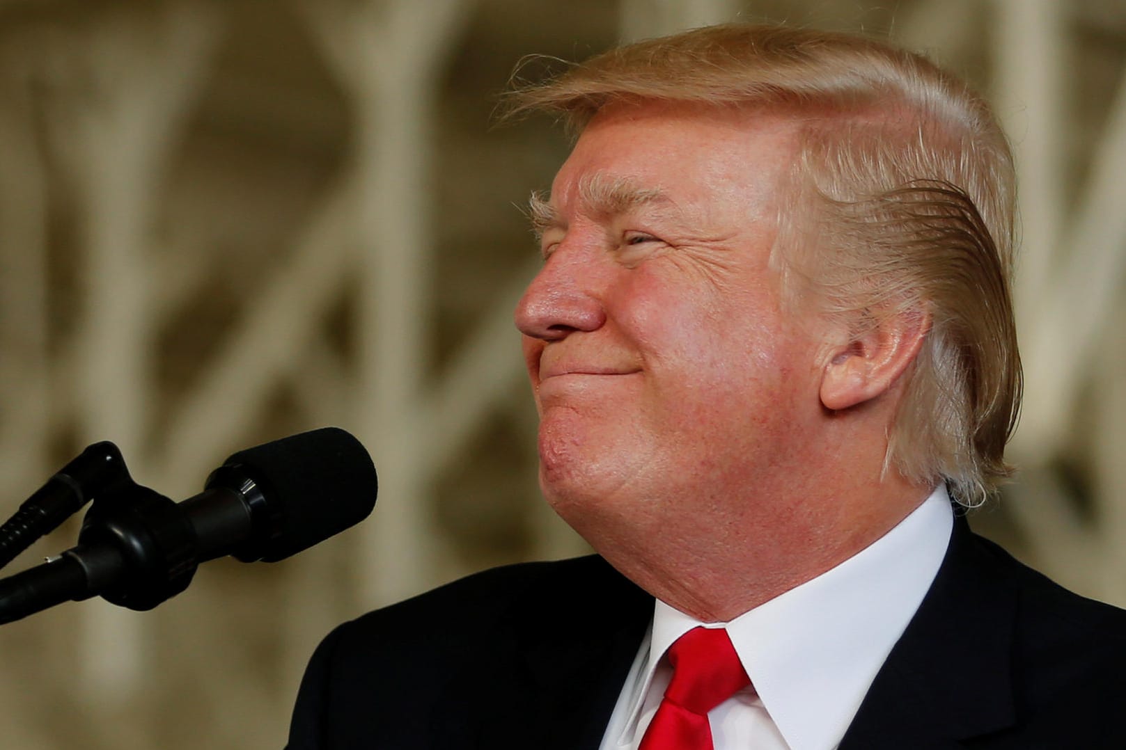 US-Präsident Donald Trump spricht in seinem Tweet von einer "vollständigen Macht" zur Begnadigung.