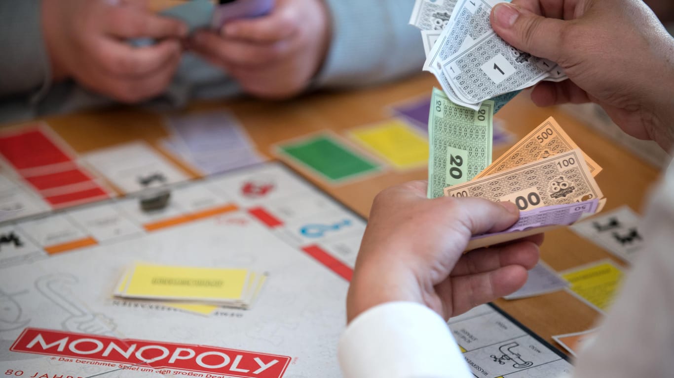 In Würzburg hat ein Mann wegen eines Monopoly-Spiels die Polizei angerufen.