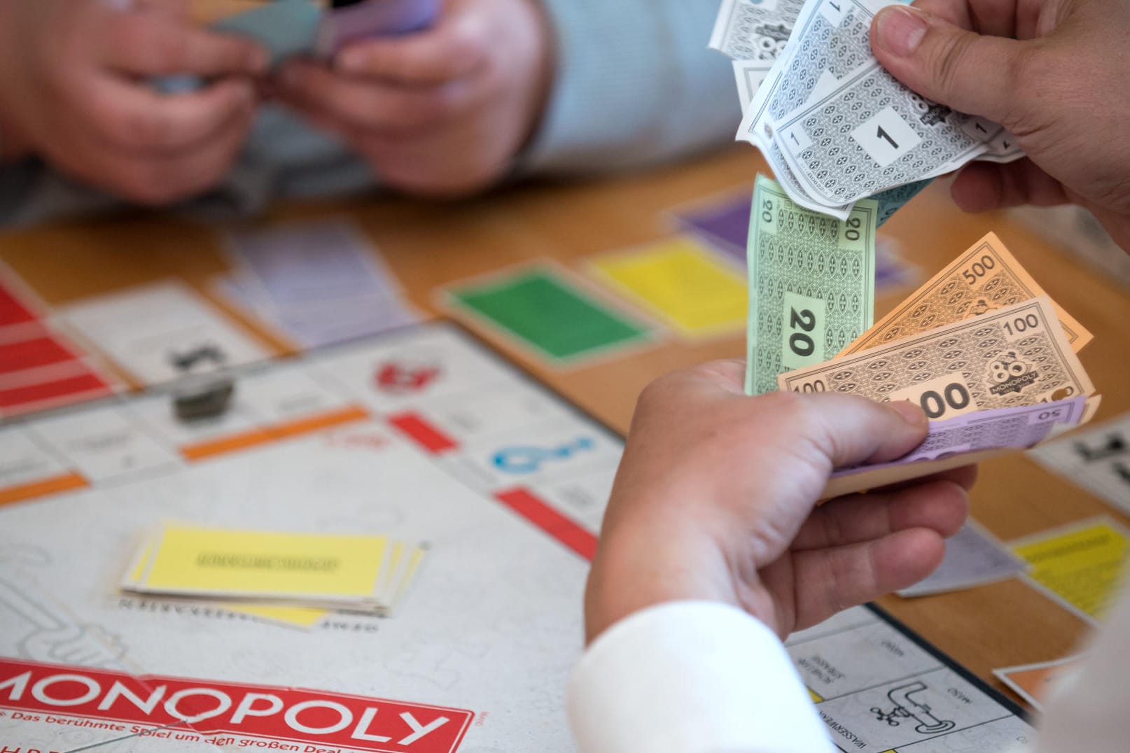 In Würzburg hat ein Mann wegen eines Monopoly-Spiels die Polizei angerufen.