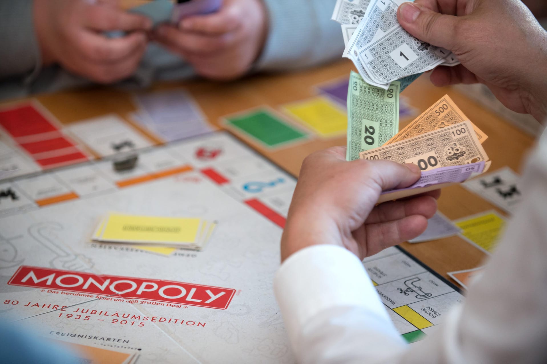 In Würzburg hat ein Mann wegen eines Monopoly-Spiels die Polizei angerufen.