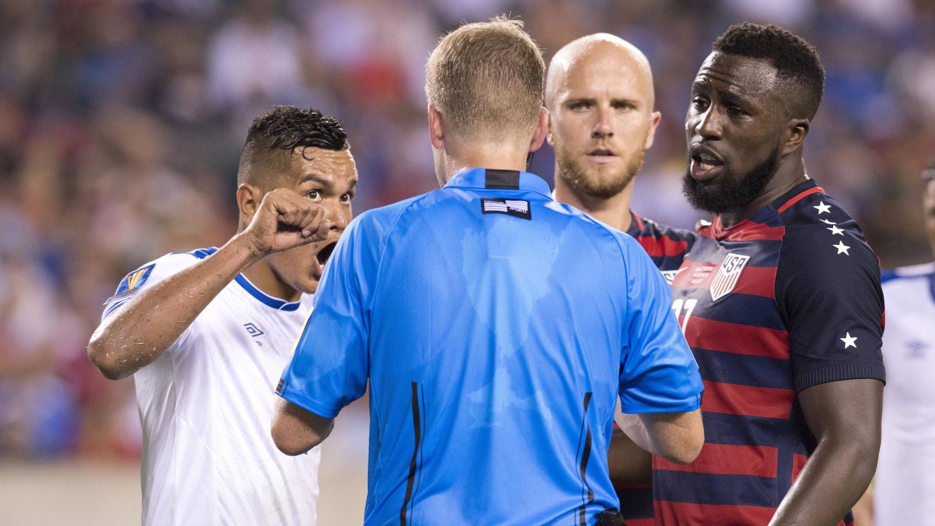 Henry Romero mit Biss-Opfer Jozy Altidore beim Gold Cup.