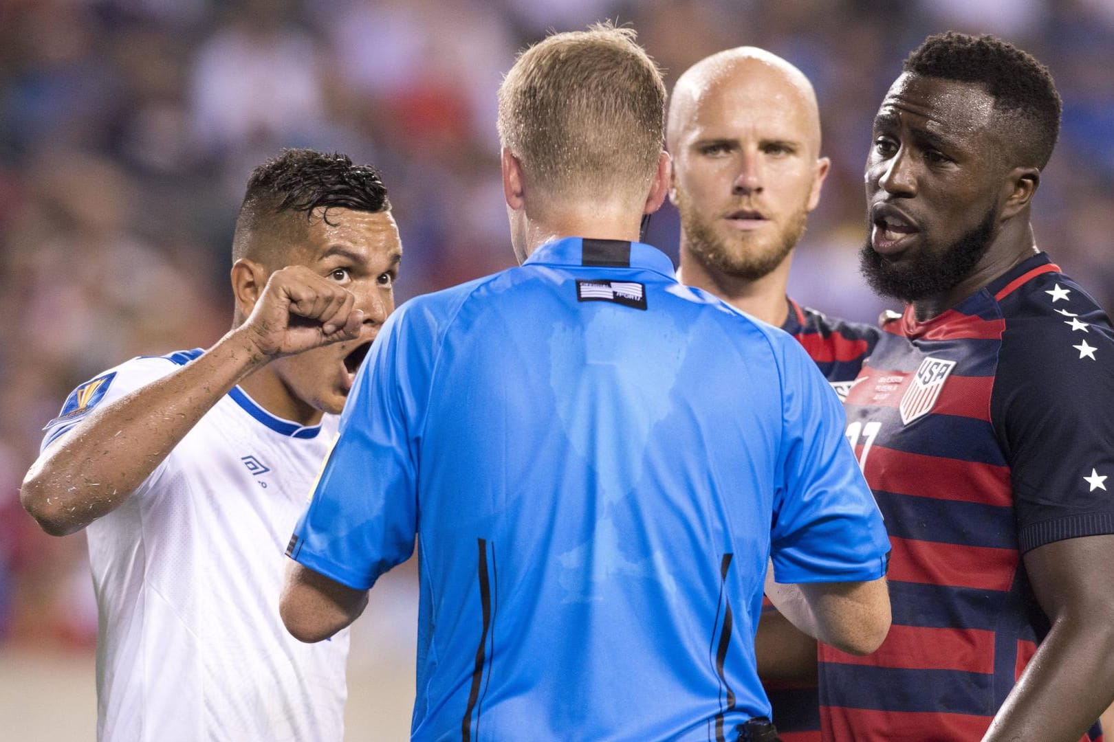 Henry Romero mit Biss-Opfer Jozy Altidore beim Gold Cup.