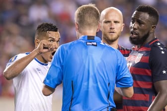 Henry Romero mit Biss-Opfer Jozy Altidore beim Gold Cup.