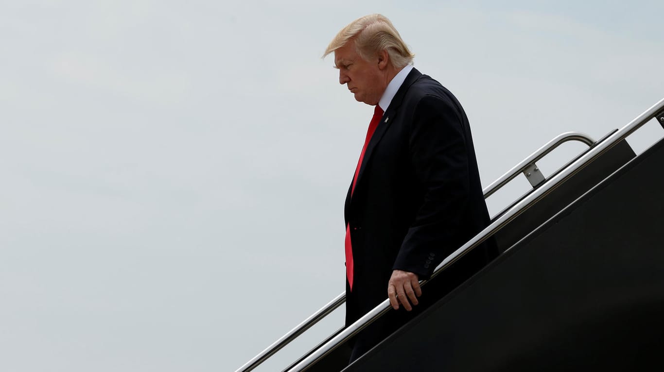 Donald Trump verlässt das Präsidenten-Flugzeug "Air Force One".
